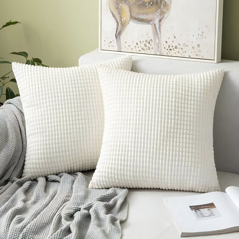 Coussin blanc avec des motifs géométriques