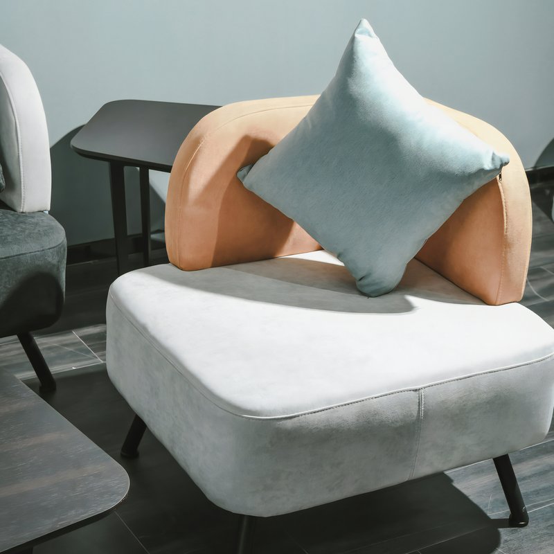 Coussin carré bleu sur un fauteuil design