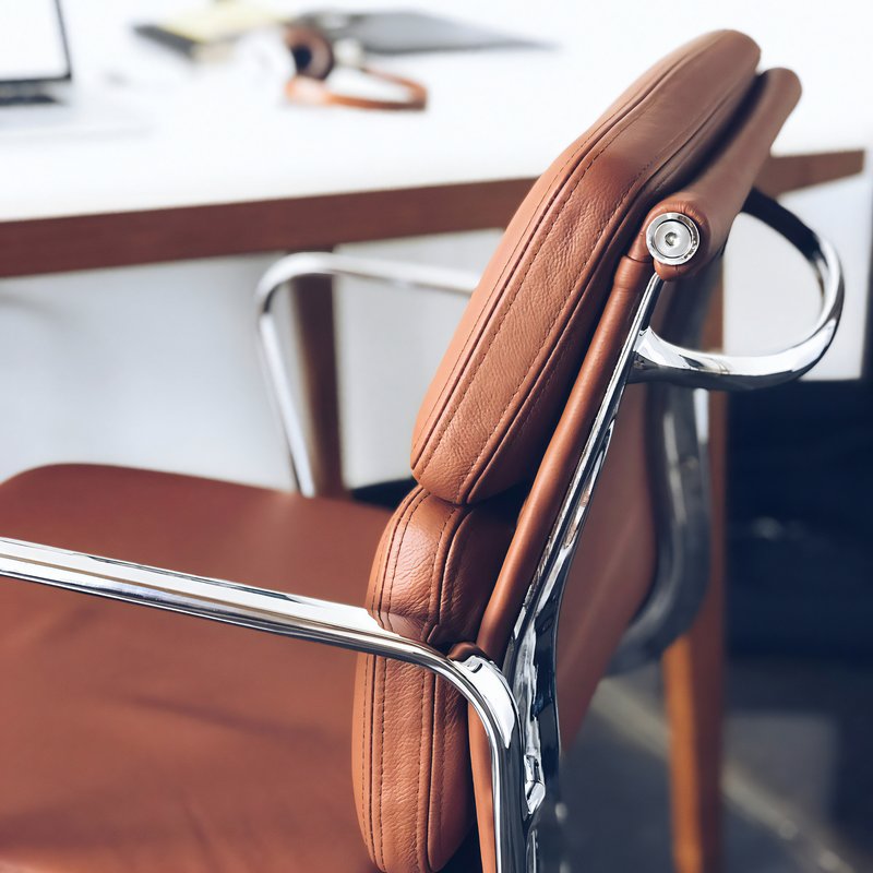 Chaise de bureau en cuir avec une armature en métal chromé