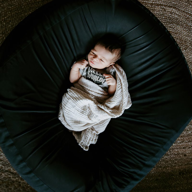 Bébé sur un coussin confortable en train de s'endormir