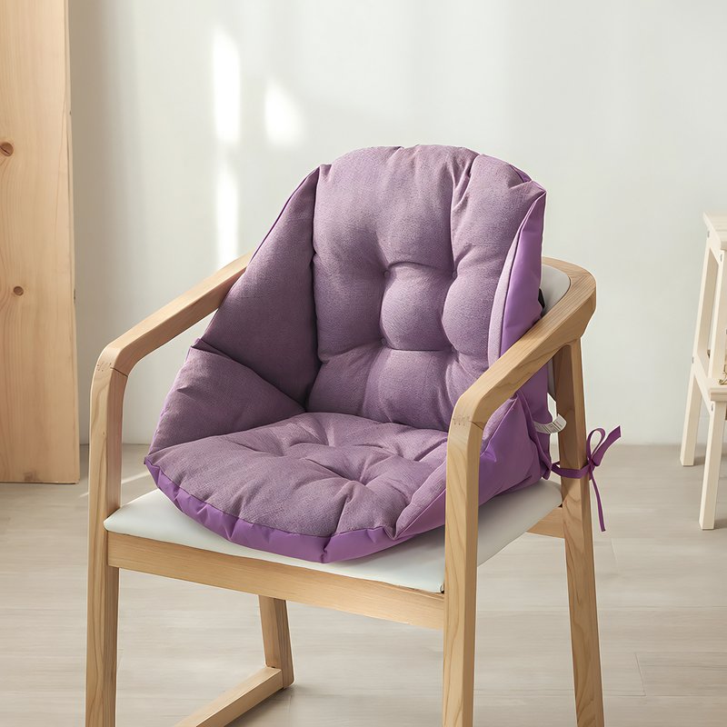 Coussin de siège violet sur une chaise en bois