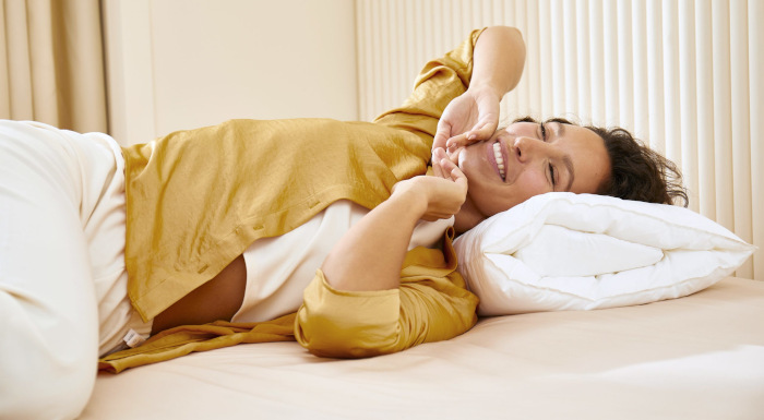 Coussin ergonomique avec une femme joyeuse