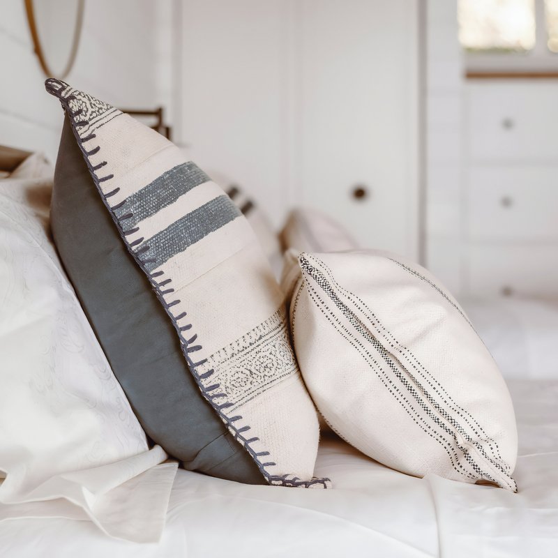Coussins en lin sur un lit