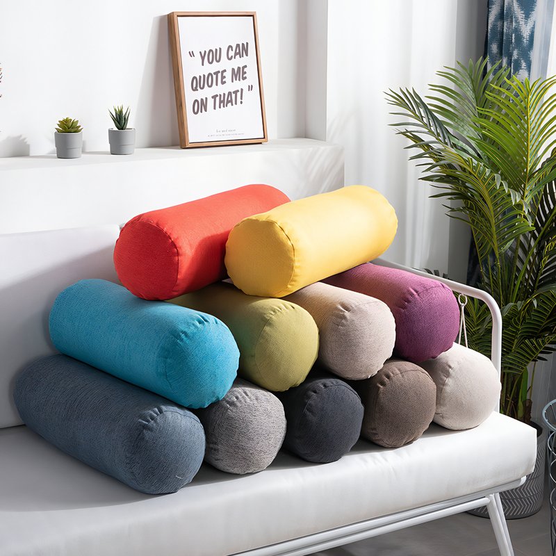 Coussins long multicolores empilés comme une pyramide