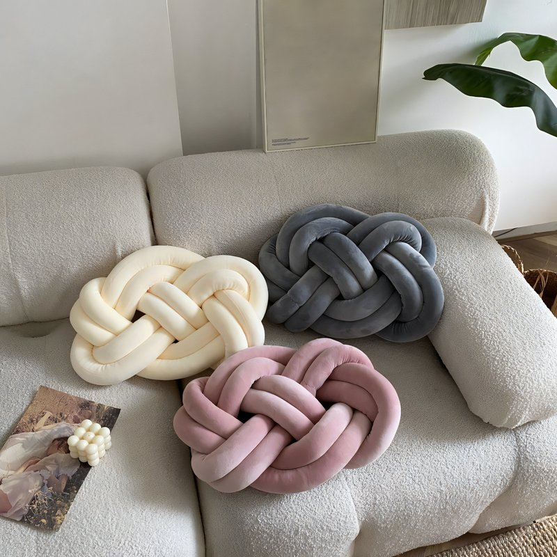 Coussin noeud sur un canapé