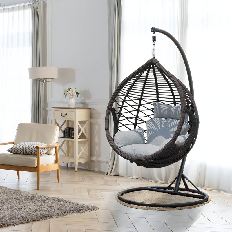 Coussin oeuf suspendu marron dans un salon chic
