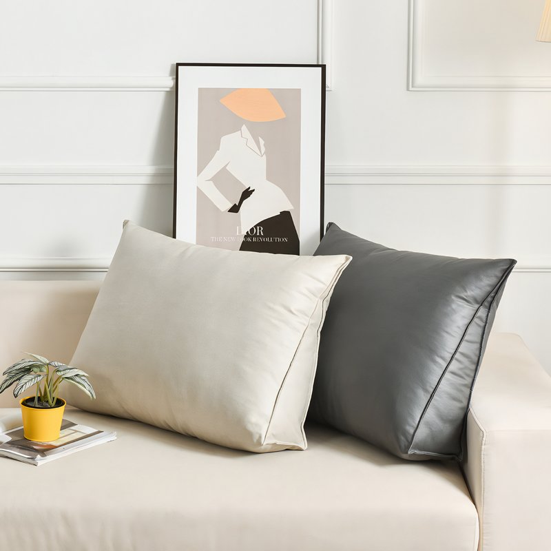 Coussin triangulaire tendance sur un canacpé beige