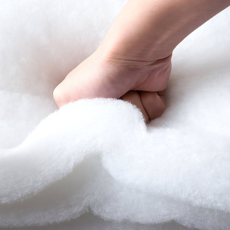 Mousse pour coussin blanche avec une main qui appuie dessus