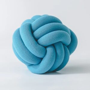 Coussin boule nœud bleu tressé