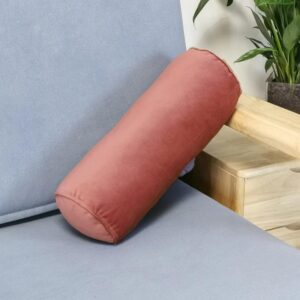 Coussin velours rose en forme de boudin