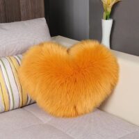 Coussin cœur orange tout doux