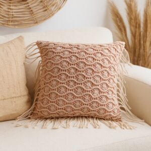 Coussin macramé rose
